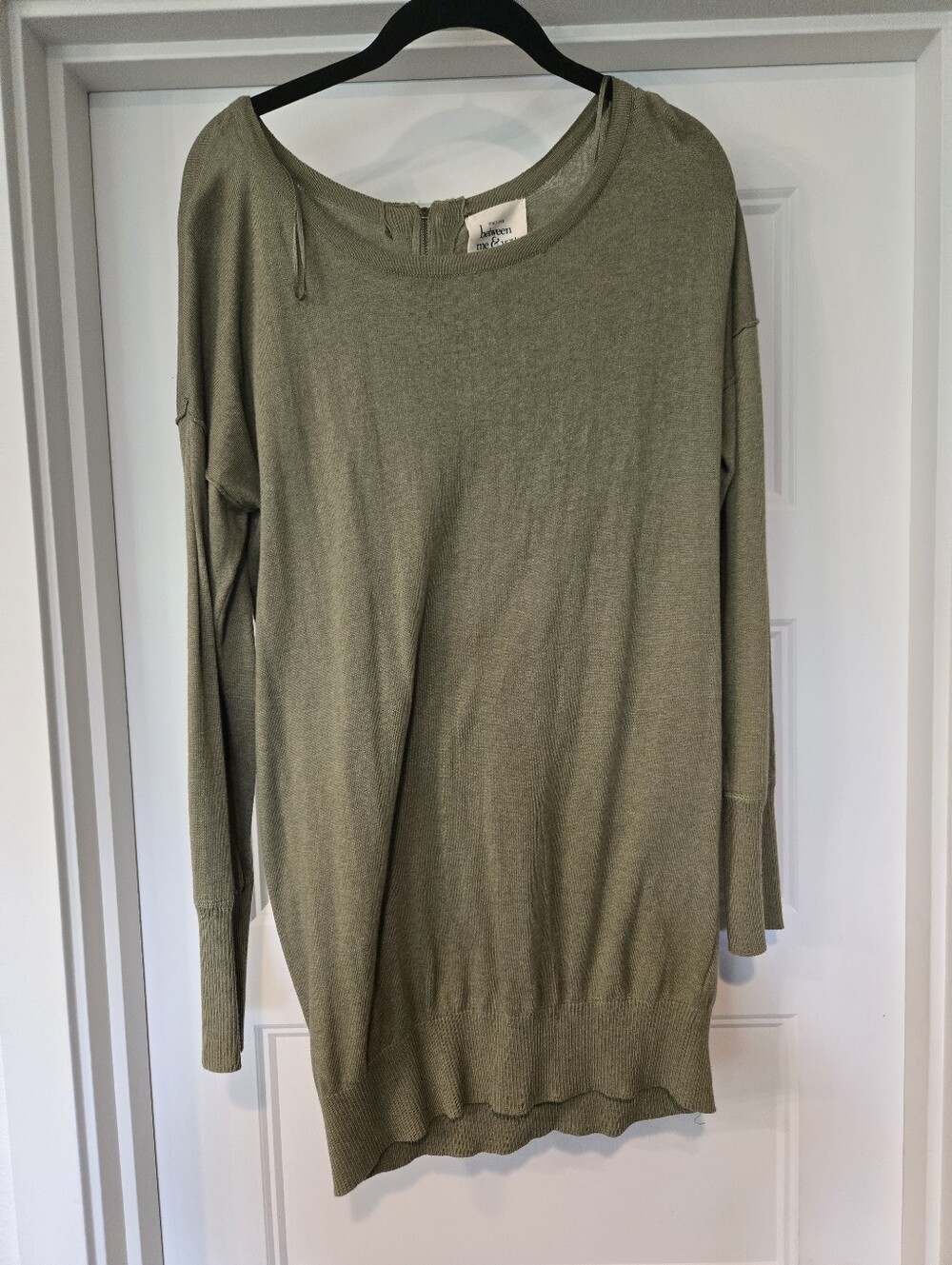 Light Olive Green Long Sleeve Knit Tunic Sweater. Size L